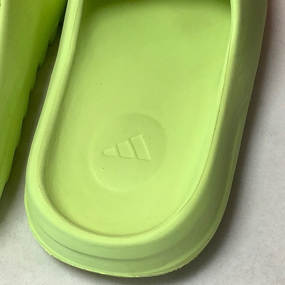 Yeezy Glow Green Slides - Picture 2 of 11
